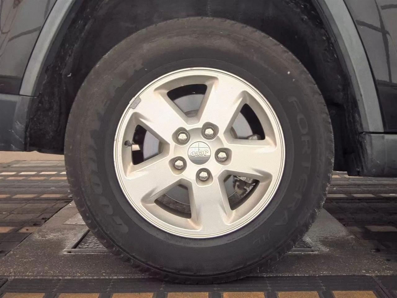 Jeep Grand Cherokee RWD 4dr Laredo 2012