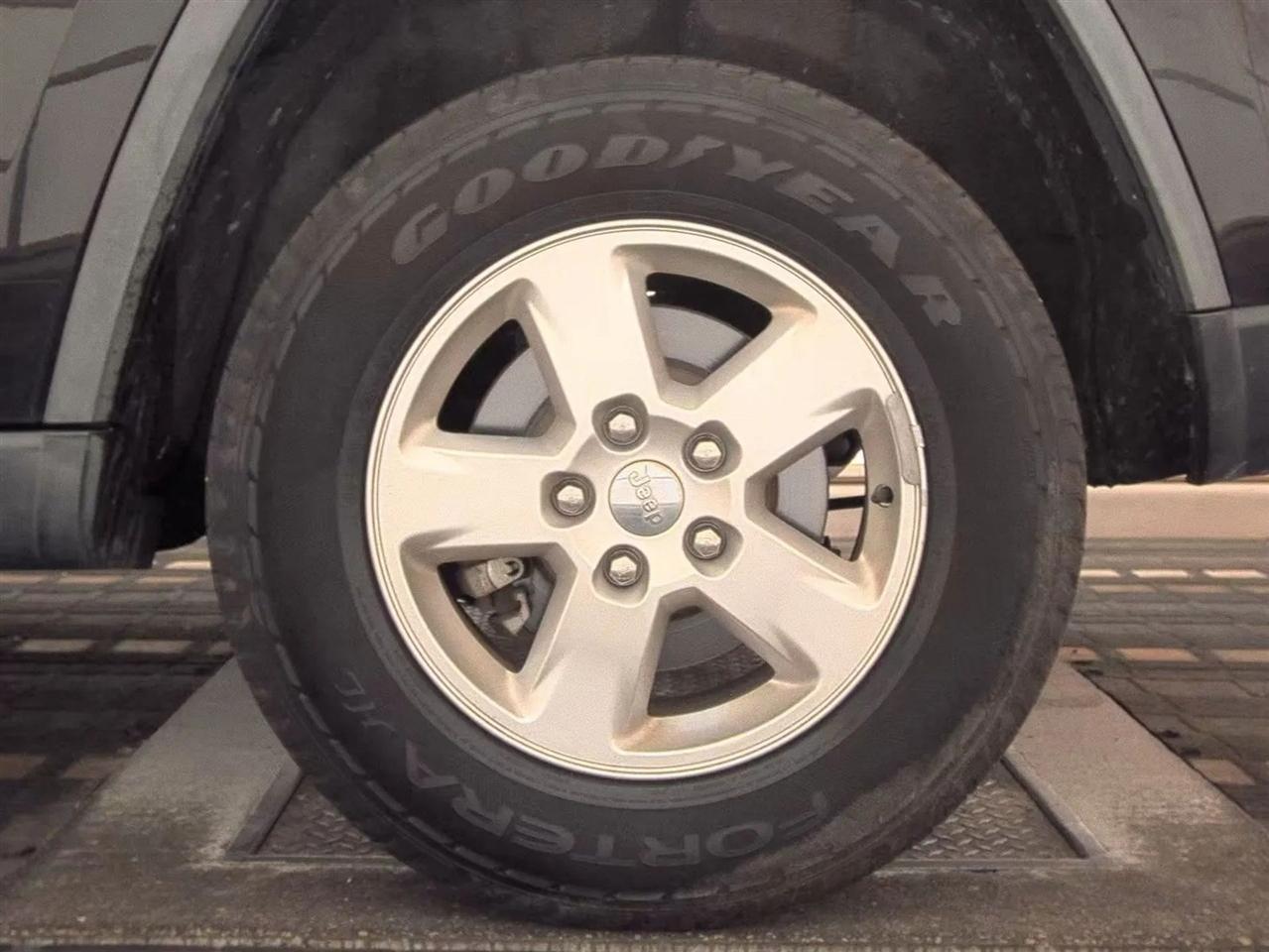 Jeep Grand Cherokee RWD 4dr Laredo 2012