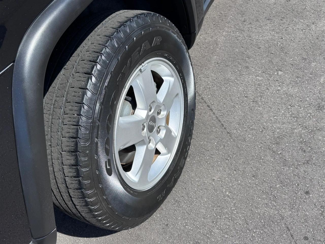 Jeep Grand Cherokee RWD 4dr Laredo 2012