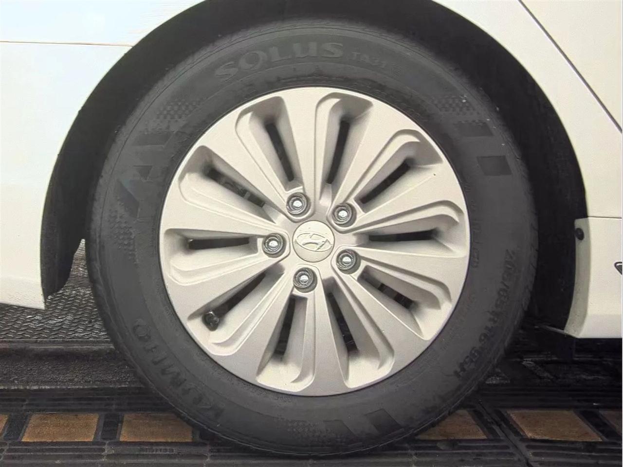 Hyundai Sonata Hybrid SE 2.0L 2017