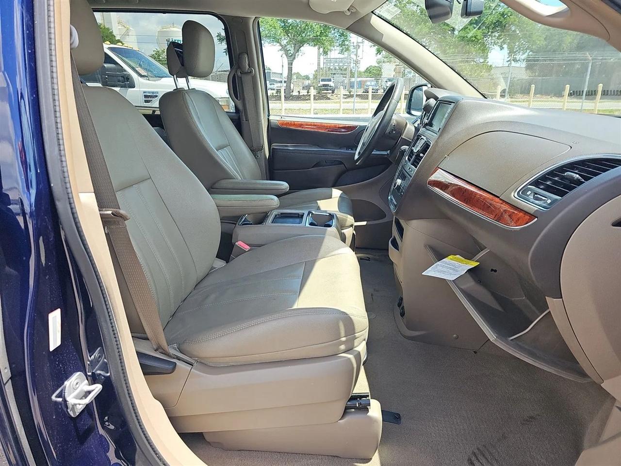 Chrysler Town & Country 4dr Wgn Touring 2013