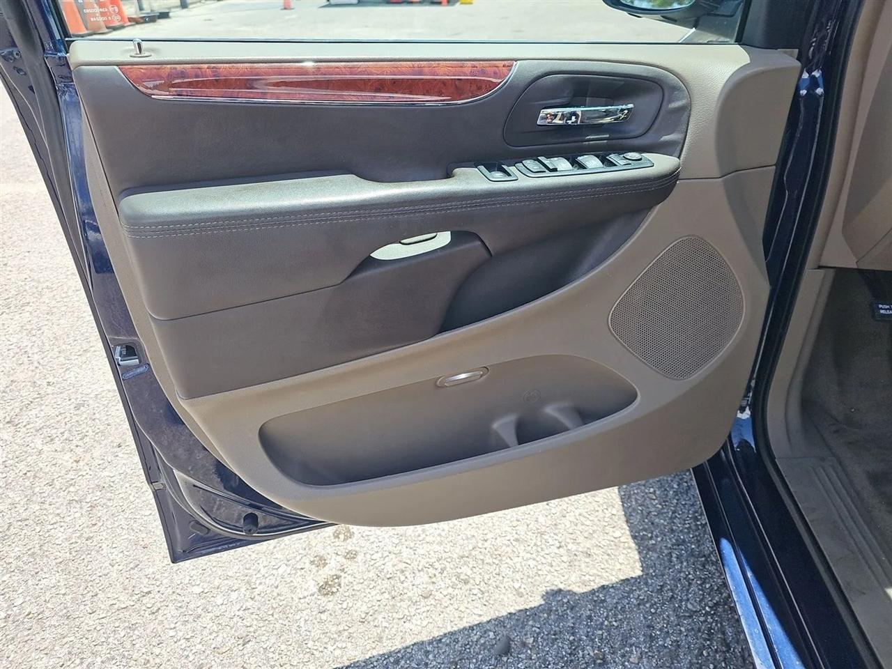 Chrysler Town & Country 4dr Wgn Touring 2013