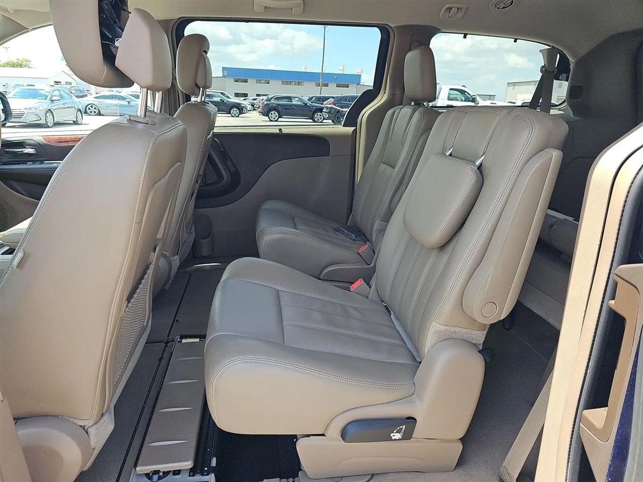 Chrysler Town & Country 4dr Wgn Touring 2013