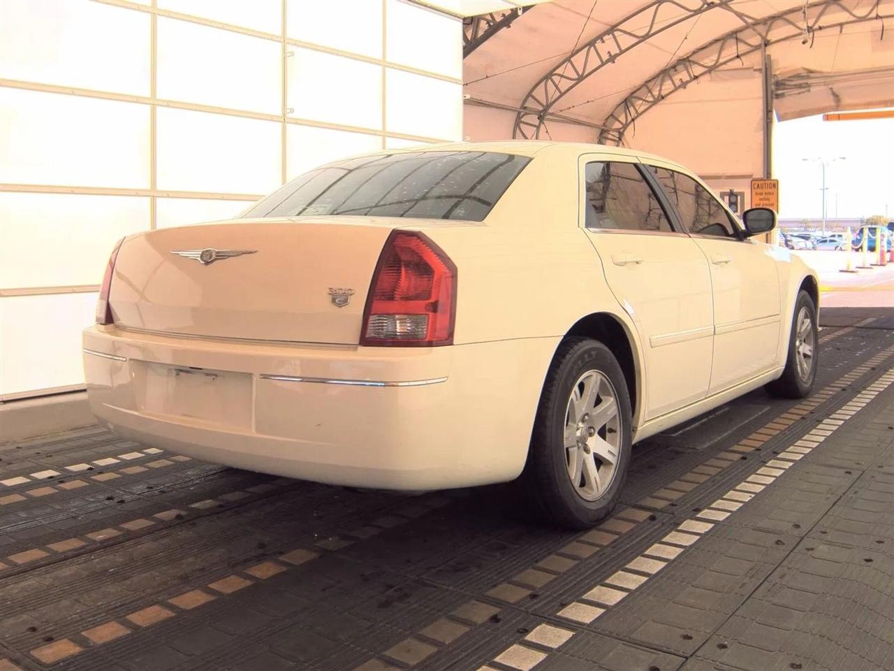 Chrysler 300 4dr Sdn 300 RWD 2007