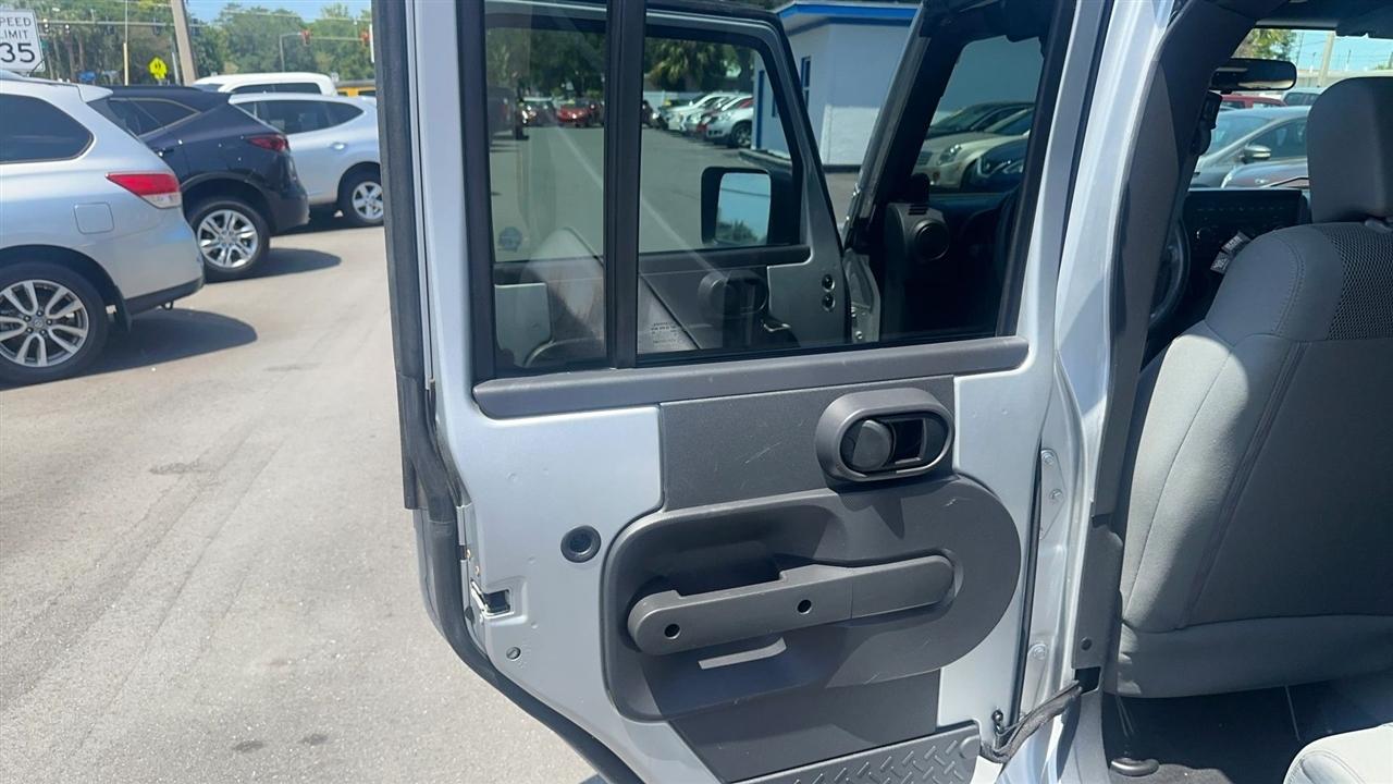 Jeep Wrangler 4WD 4dr Unlimited Sahara 2007