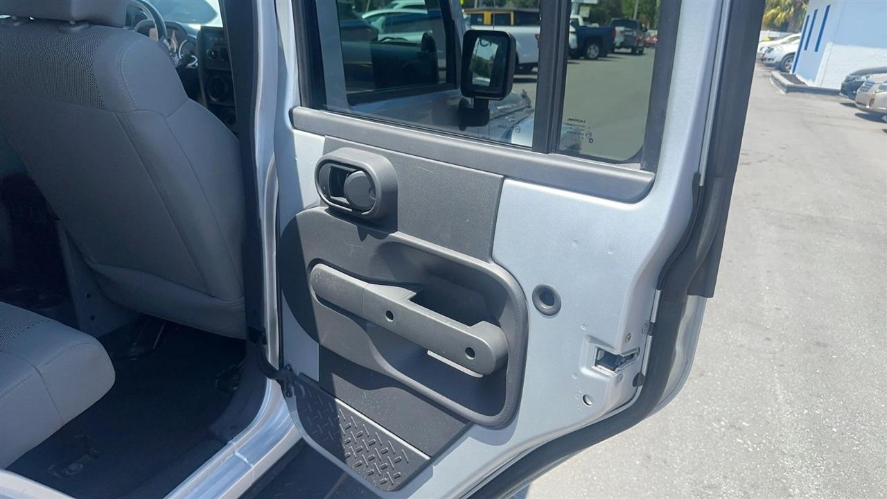 Jeep Wrangler 4WD 4dr Unlimited Sahara 2007