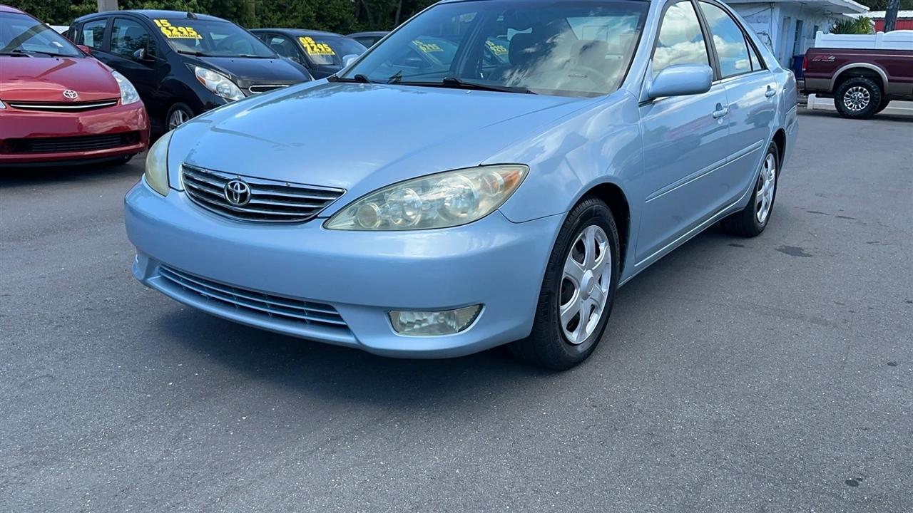 Toyota Camry 4dr Sdn XLE Auto (Natl) 2005