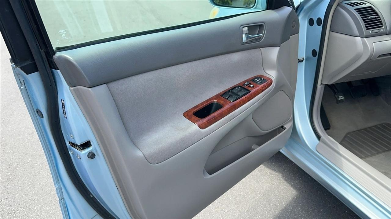 Toyota Camry 4dr Sdn XLE Auto (Natl) 2005