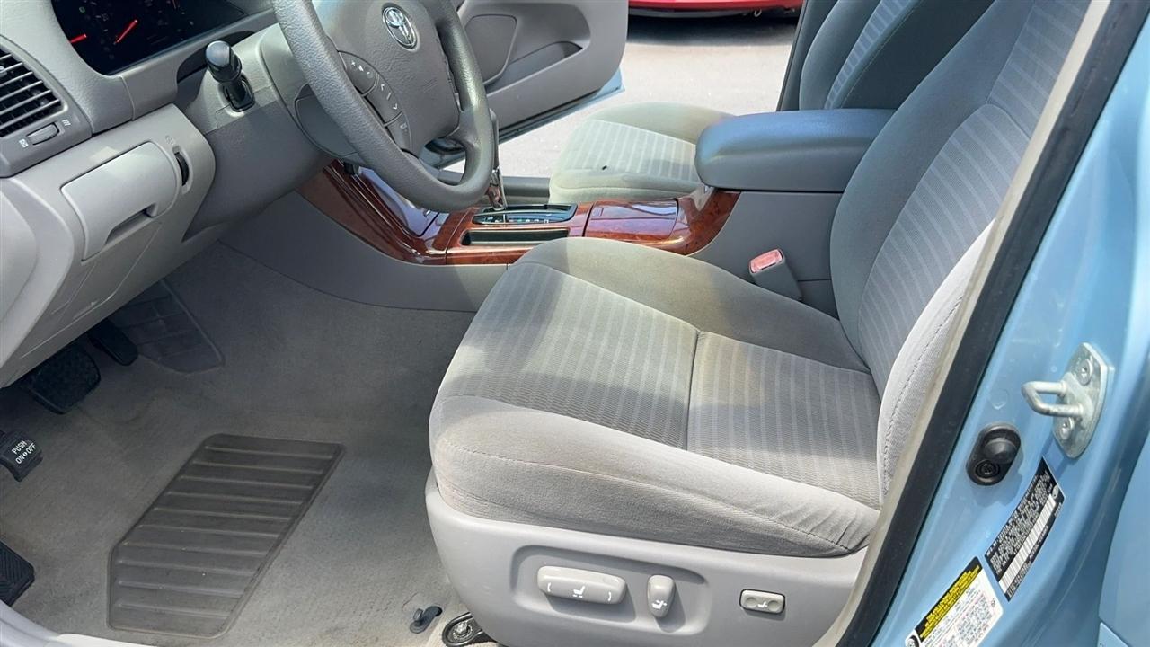 Toyota Camry 4dr Sdn XLE Auto (Natl) 2005