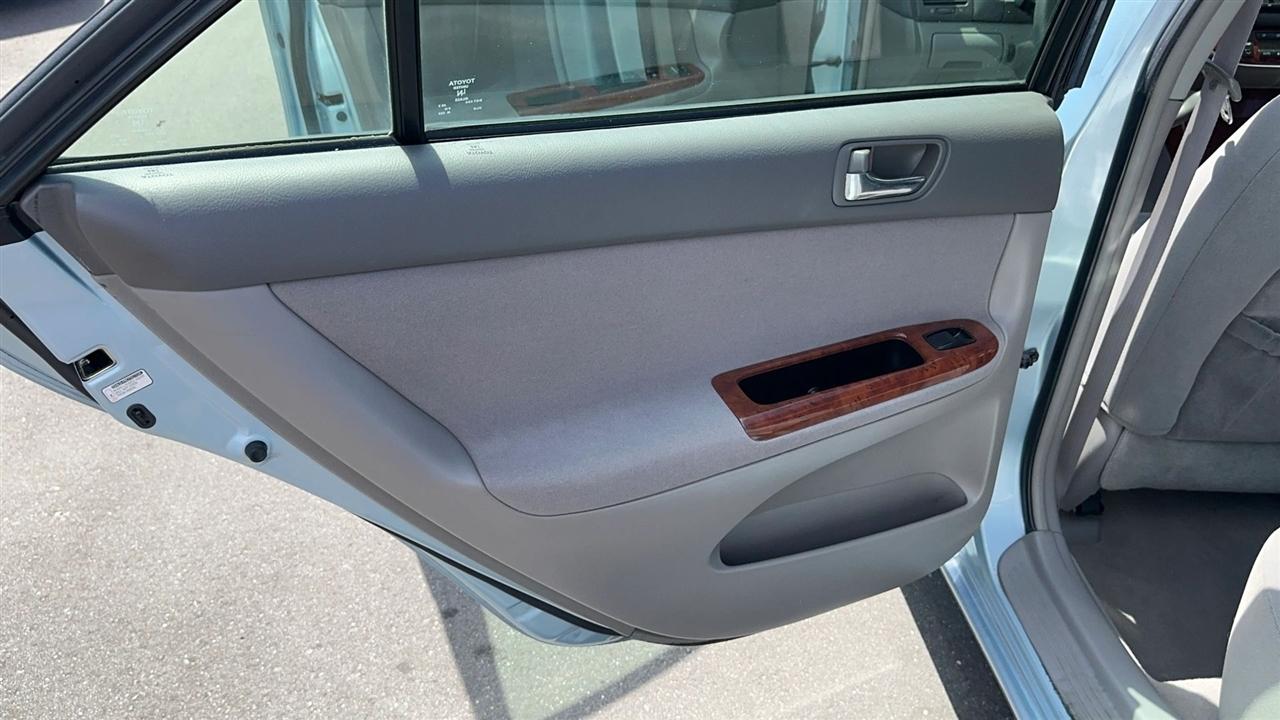 Toyota Camry 4dr Sdn XLE Auto (Natl) 2005