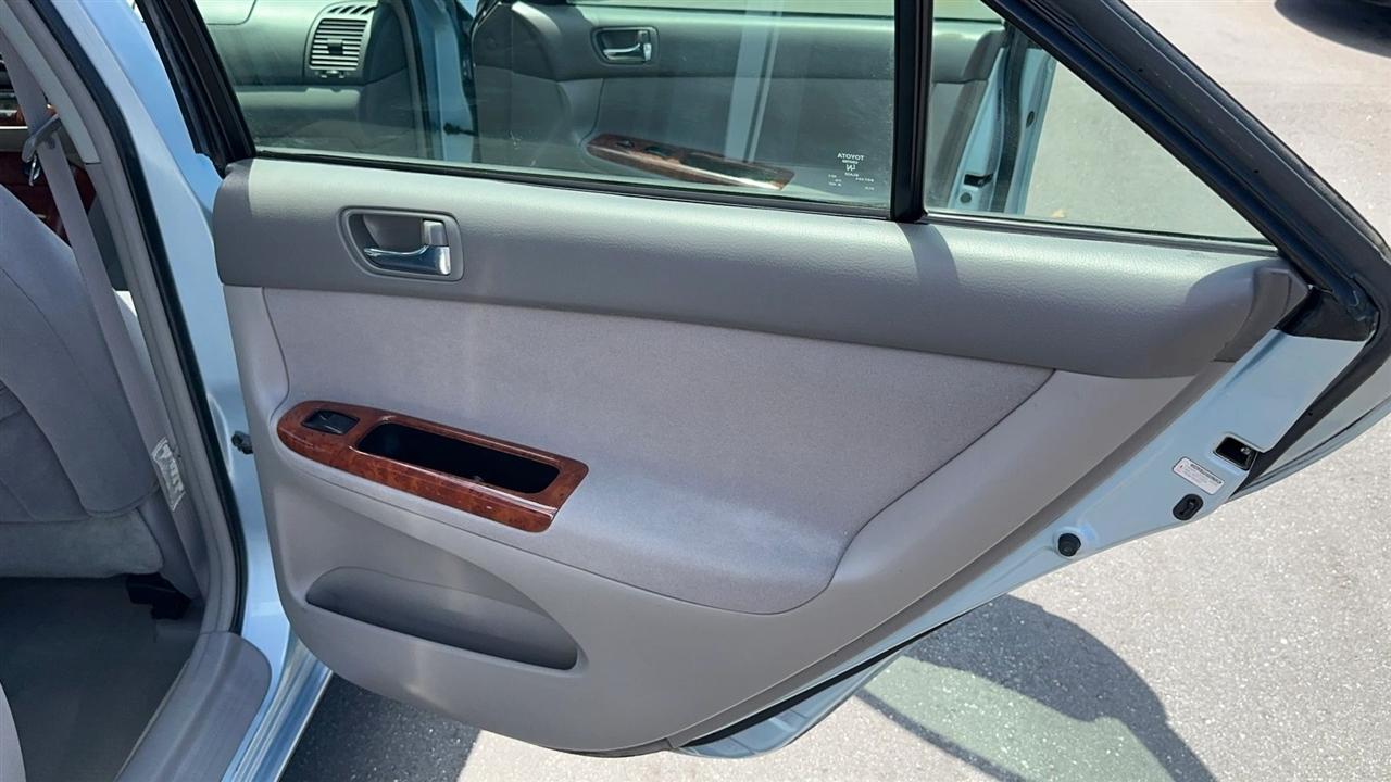 Toyota Camry 4dr Sdn XLE Auto (Natl) 2005