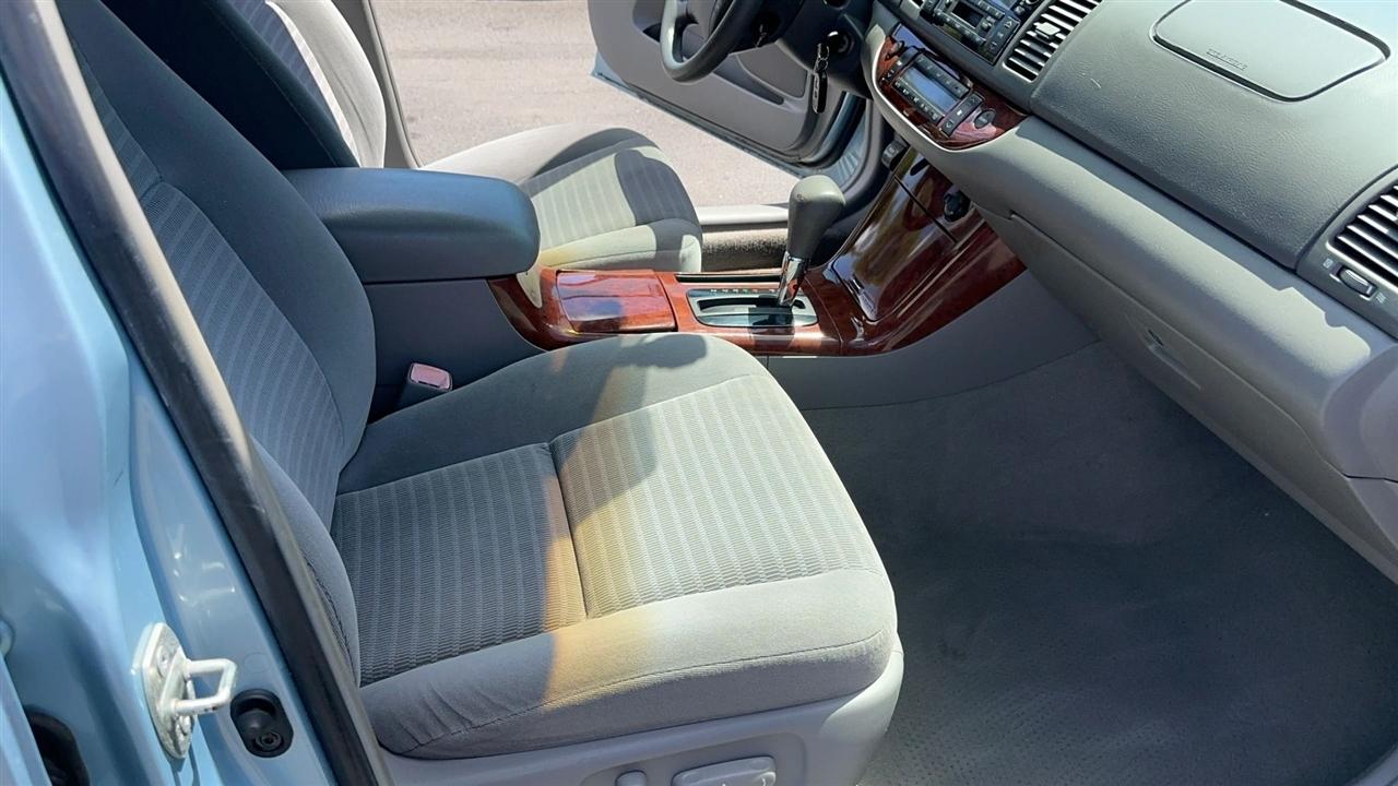 Toyota Camry 4dr Sdn XLE Auto (Natl) 2005