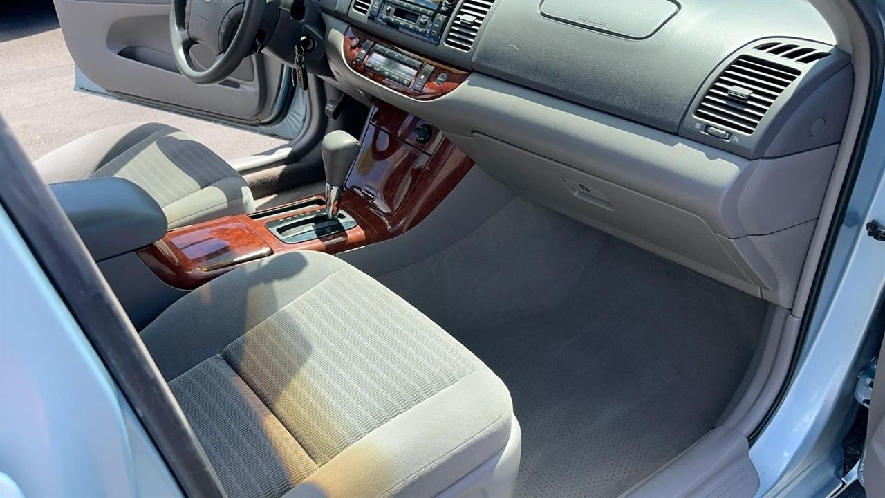 Toyota Camry 4dr Sdn XLE Auto (Natl) 2005