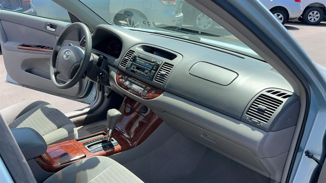 Toyota Camry 4dr Sdn XLE Auto (Natl) 2005