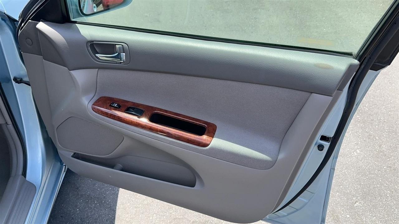 Toyota Camry 4dr Sdn XLE Auto (Natl) 2005