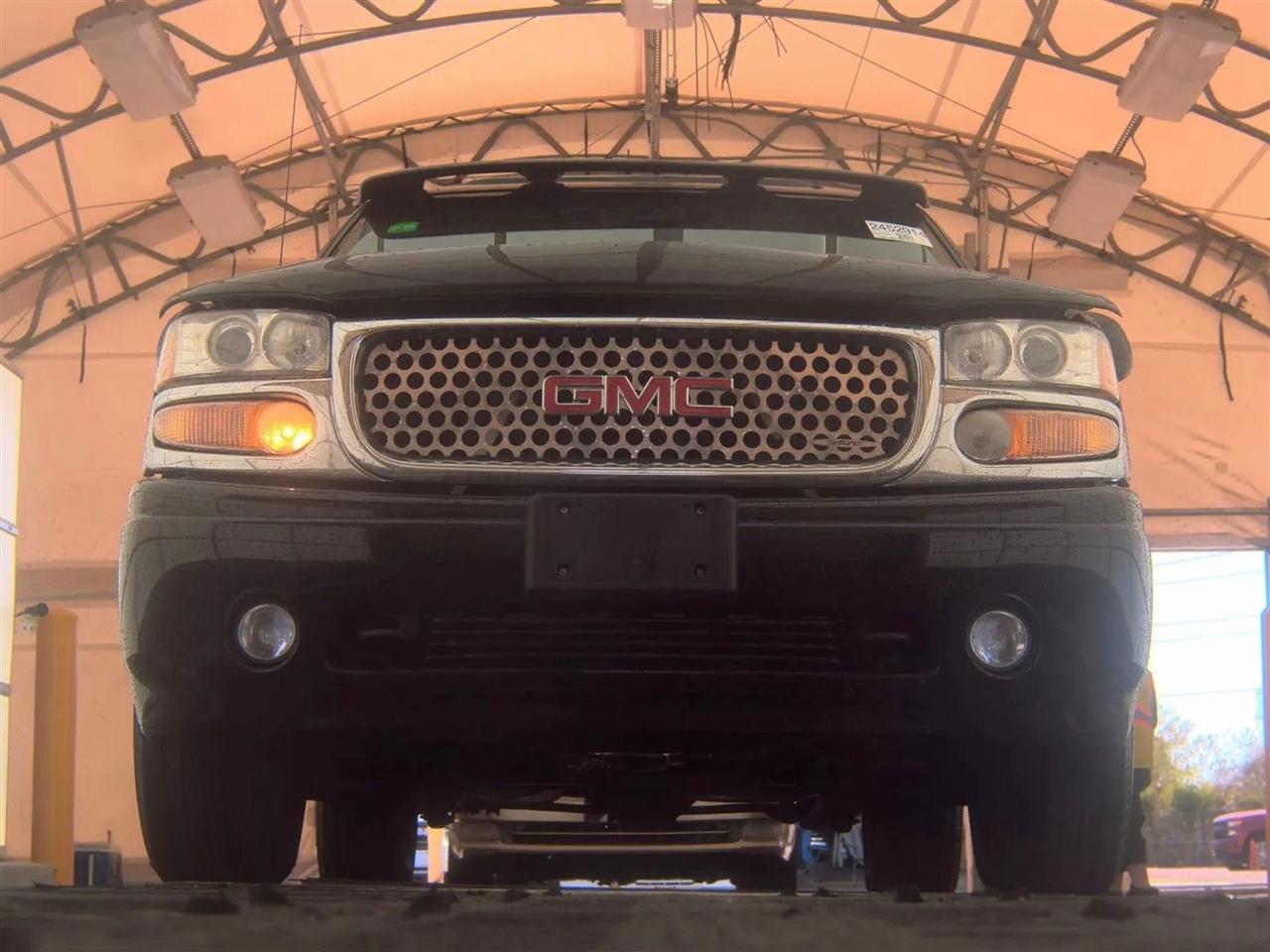 GMC Yukon Denali 4dr AWD 2002