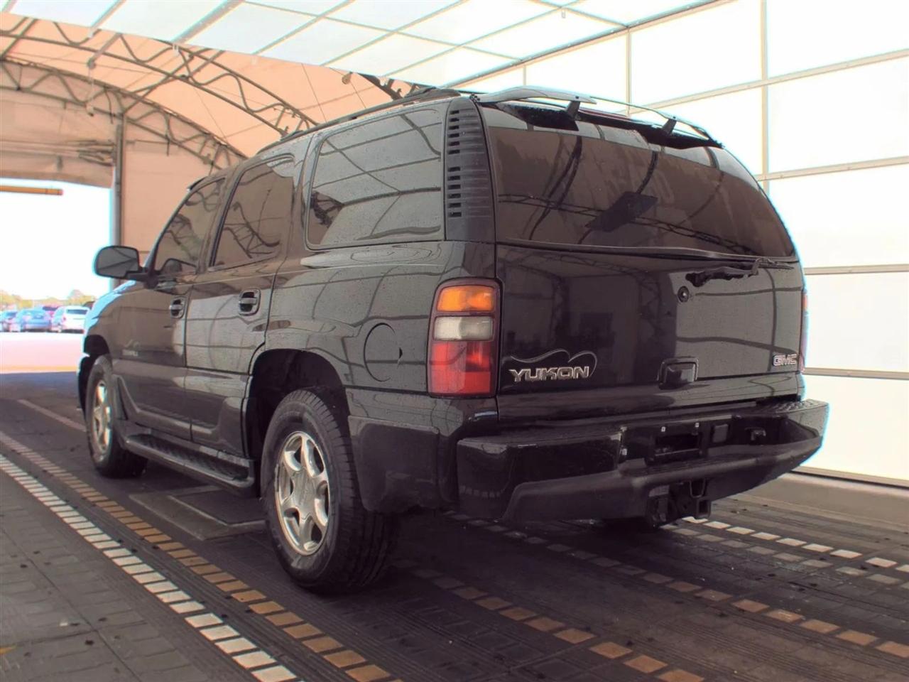 GMC Yukon Denali 4dr AWD 2002