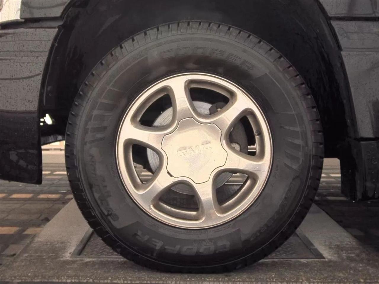 GMC Yukon Denali 4dr AWD 2002