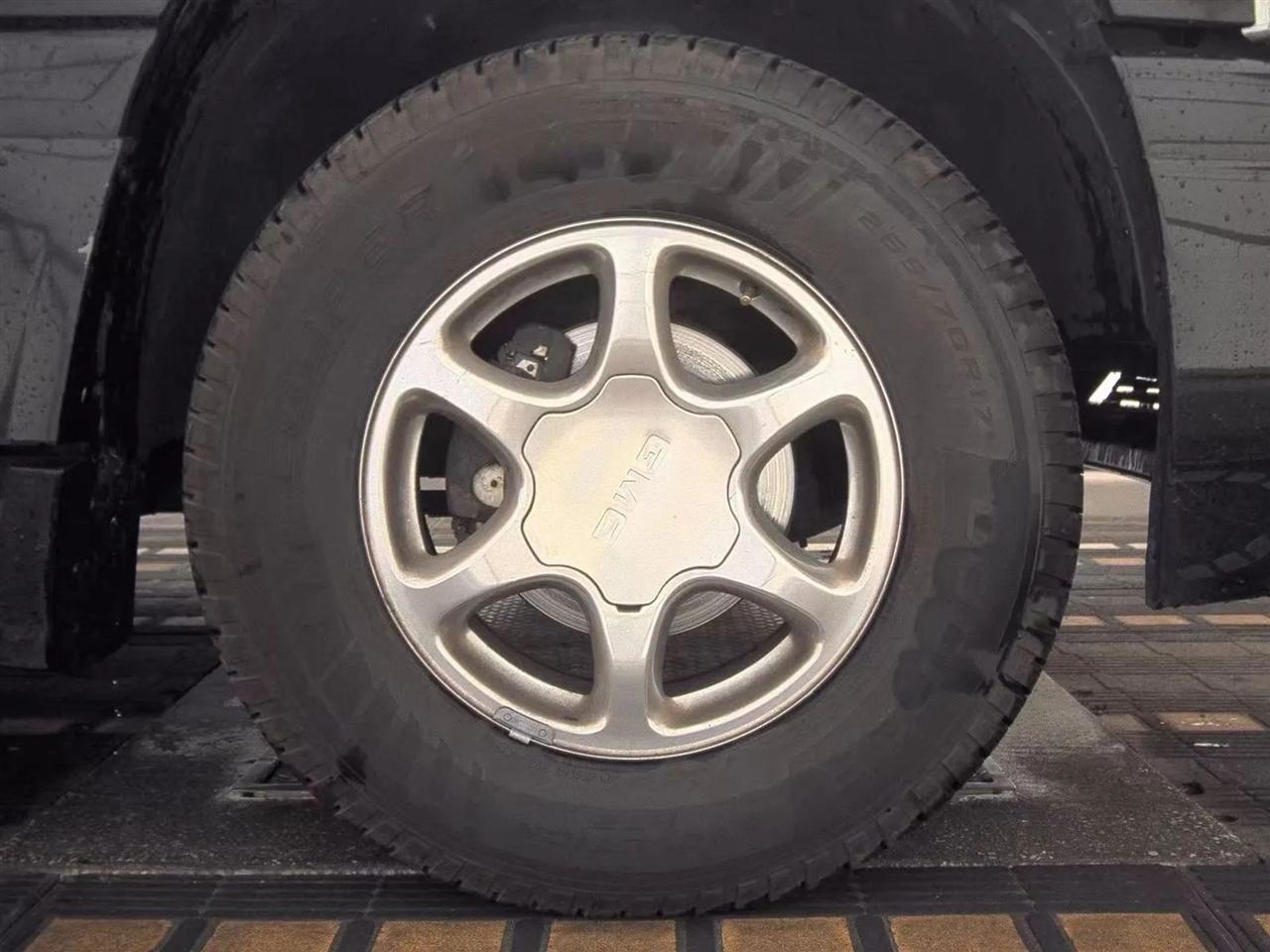 GMC Yukon Denali 4dr AWD 2002