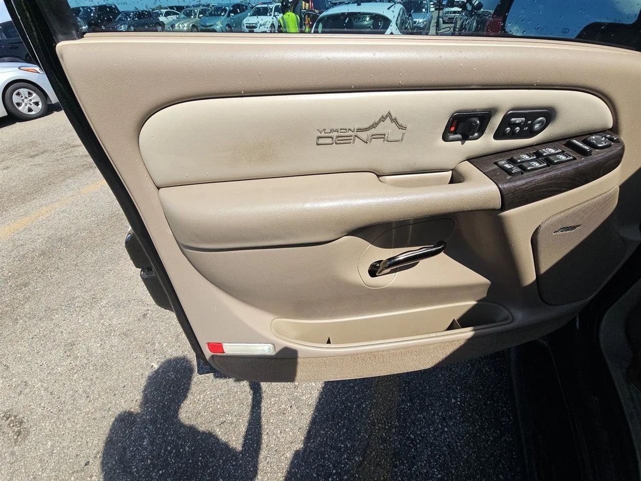 GMC Yukon Denali 4dr AWD 2002