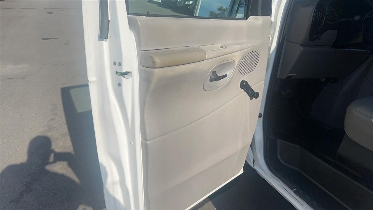 Ford Econoline Cargo Van E-250 Super 2001