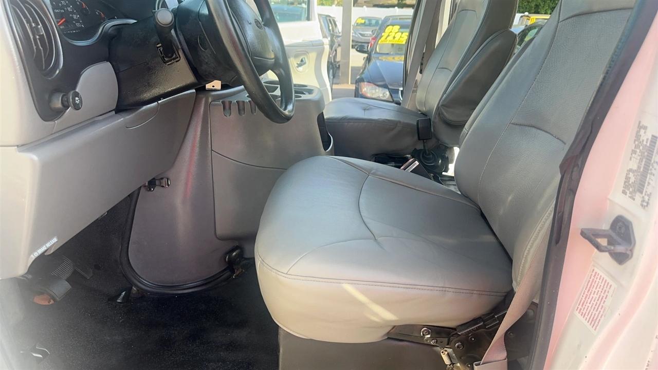 Ford Econoline Cargo Van E-250 Super 2001