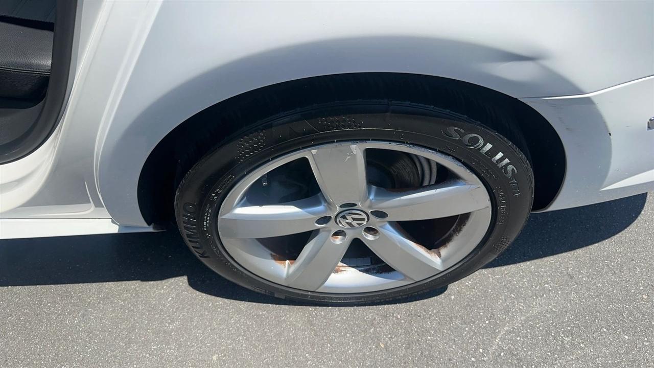 Volkswagen CC 4dr Sdn Lux PZEV 2011