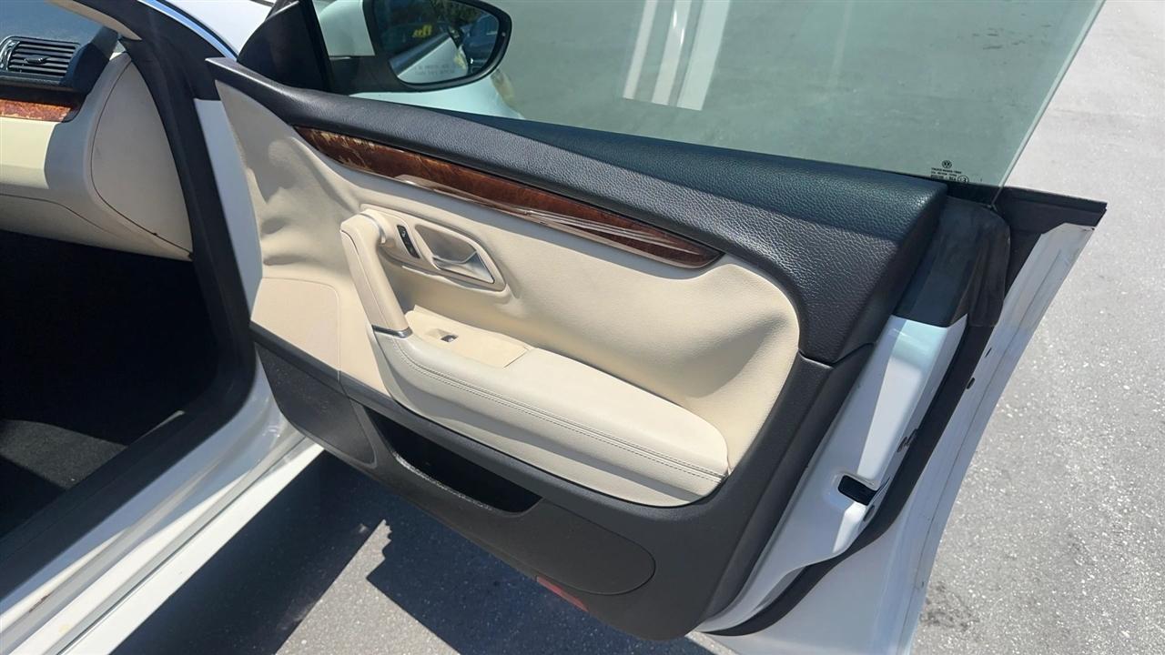Volkswagen CC 4dr Sdn Lux PZEV 2011