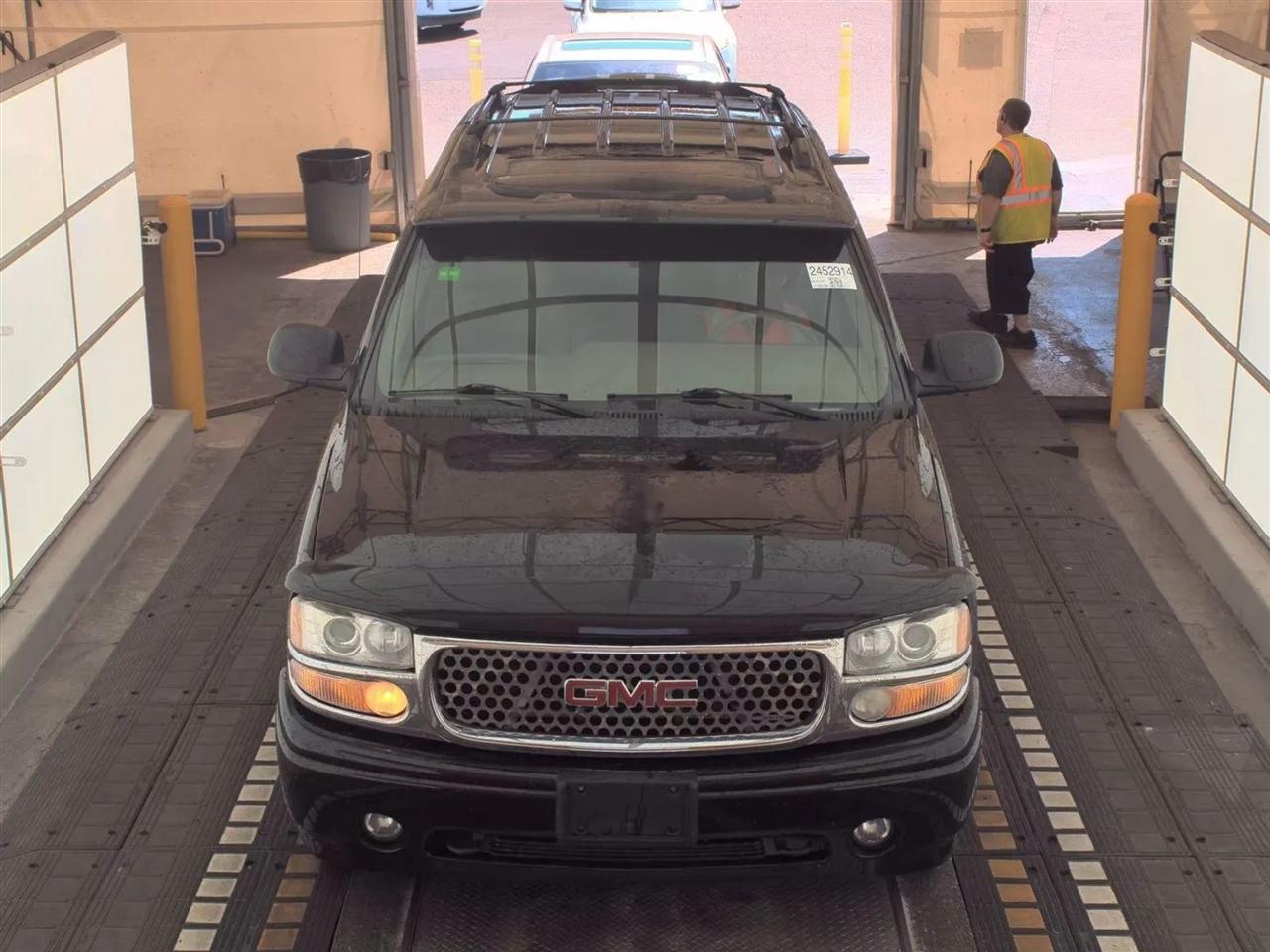 GMC Yukon Denali 4dr AWD 2002