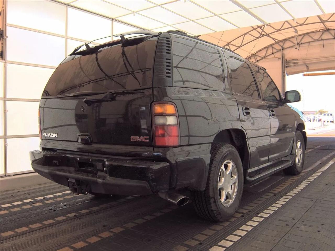 GMC Yukon Denali 4dr AWD 2002