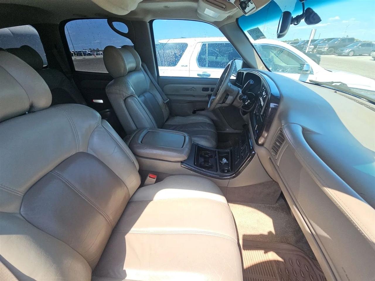 GMC Yukon Denali 4dr AWD 2002