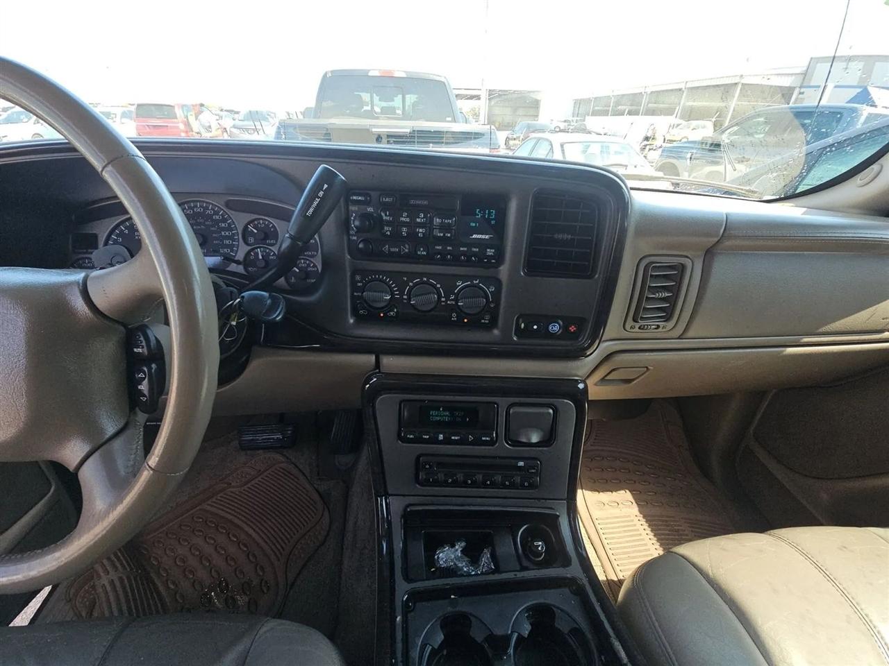 GMC Yukon Denali 4dr AWD 2002