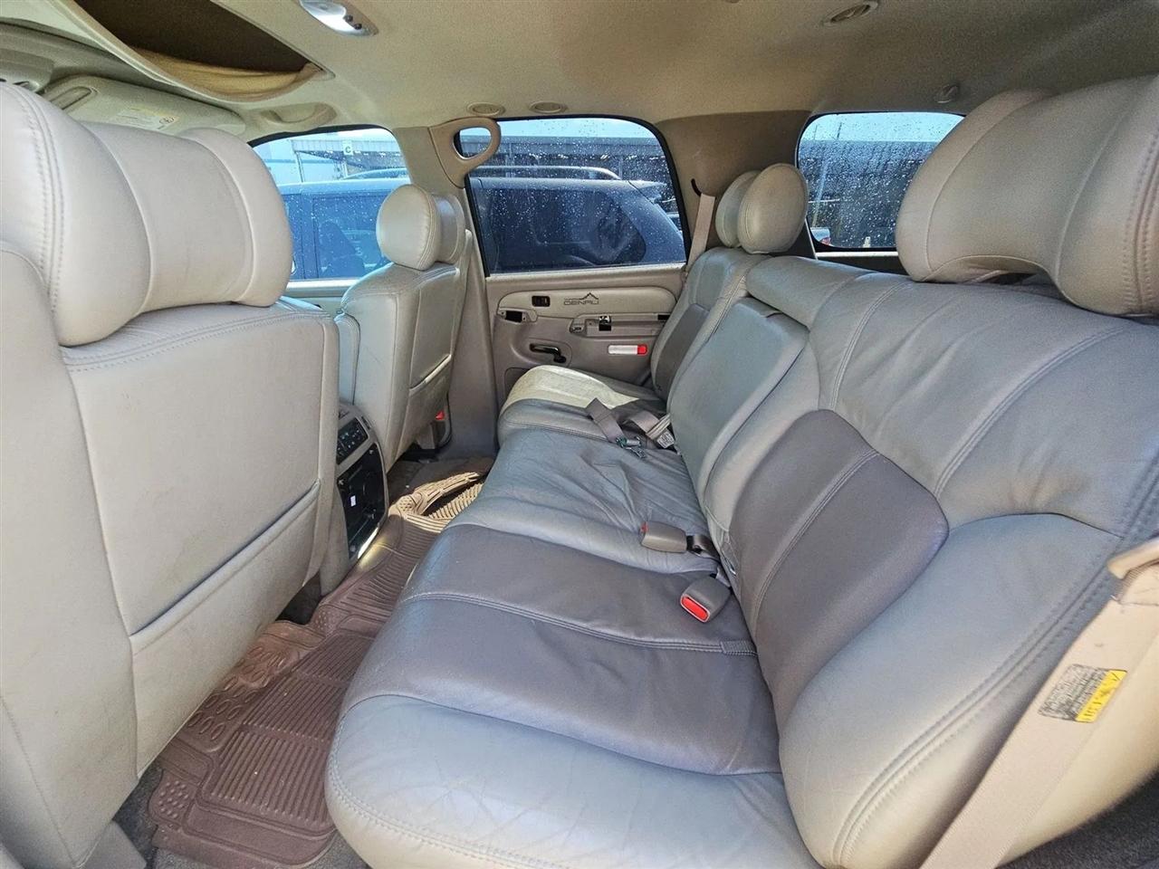 GMC Yukon Denali 4dr AWD 2002