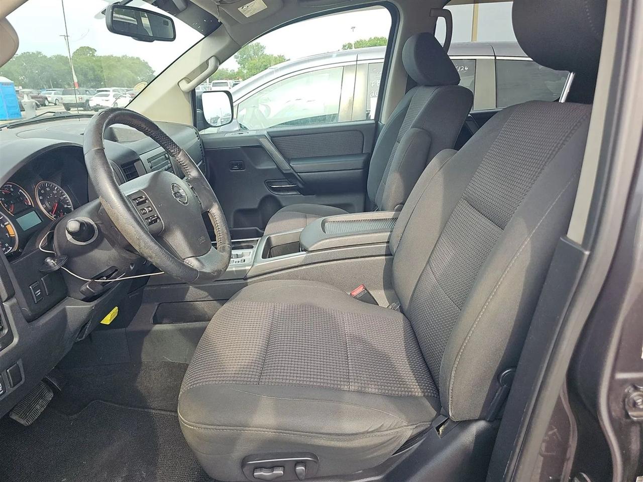 Nissan Titan 2WD Crew Cab SWB SV 2012