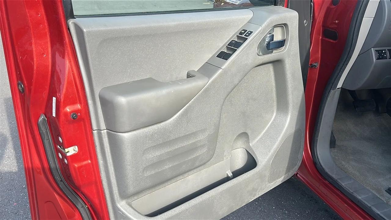 Nissan Frontier 2WD Crew Cab SWB Auto SV 2015