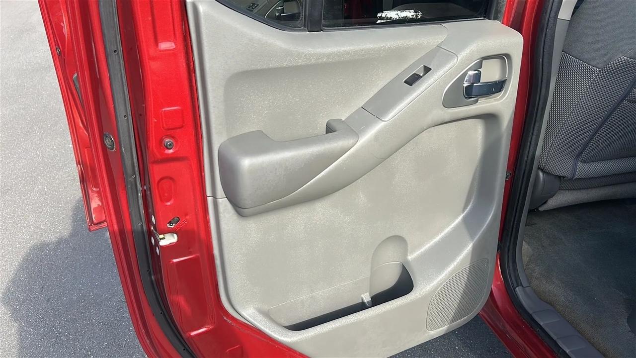 Nissan Frontier 2WD Crew Cab SWB Auto SV 2015