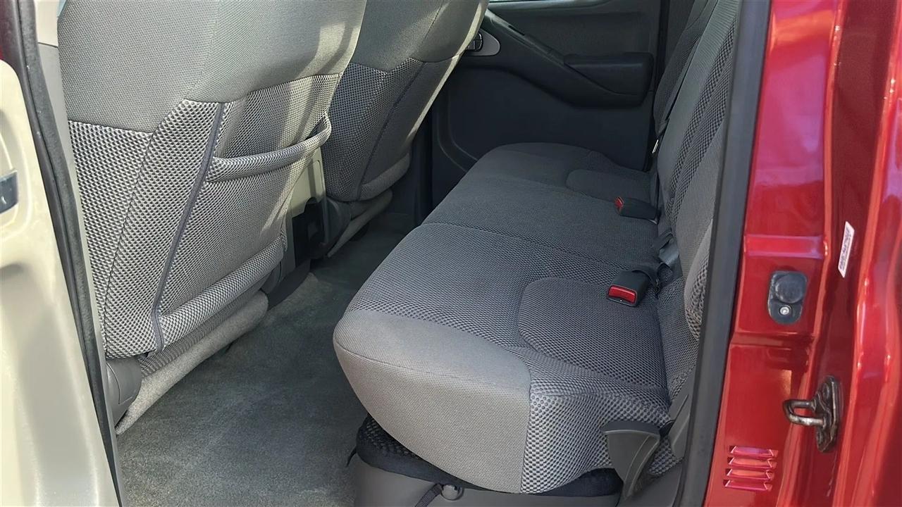 Nissan Frontier 2WD Crew Cab SWB Auto SV 2015