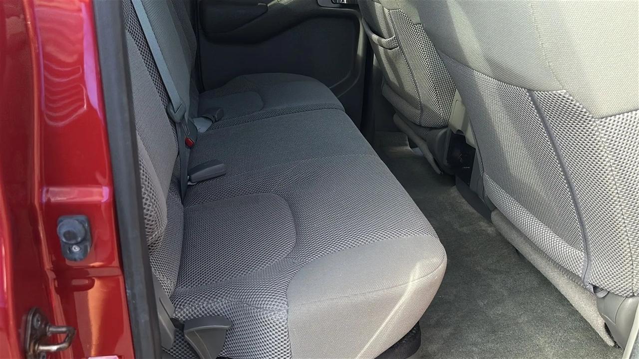 Nissan Frontier 2WD Crew Cab SWB Auto SV 2015
