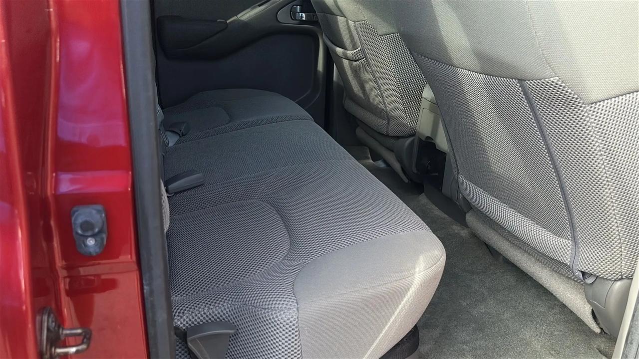 Nissan Frontier 2WD Crew Cab SWB Auto SV 2015
