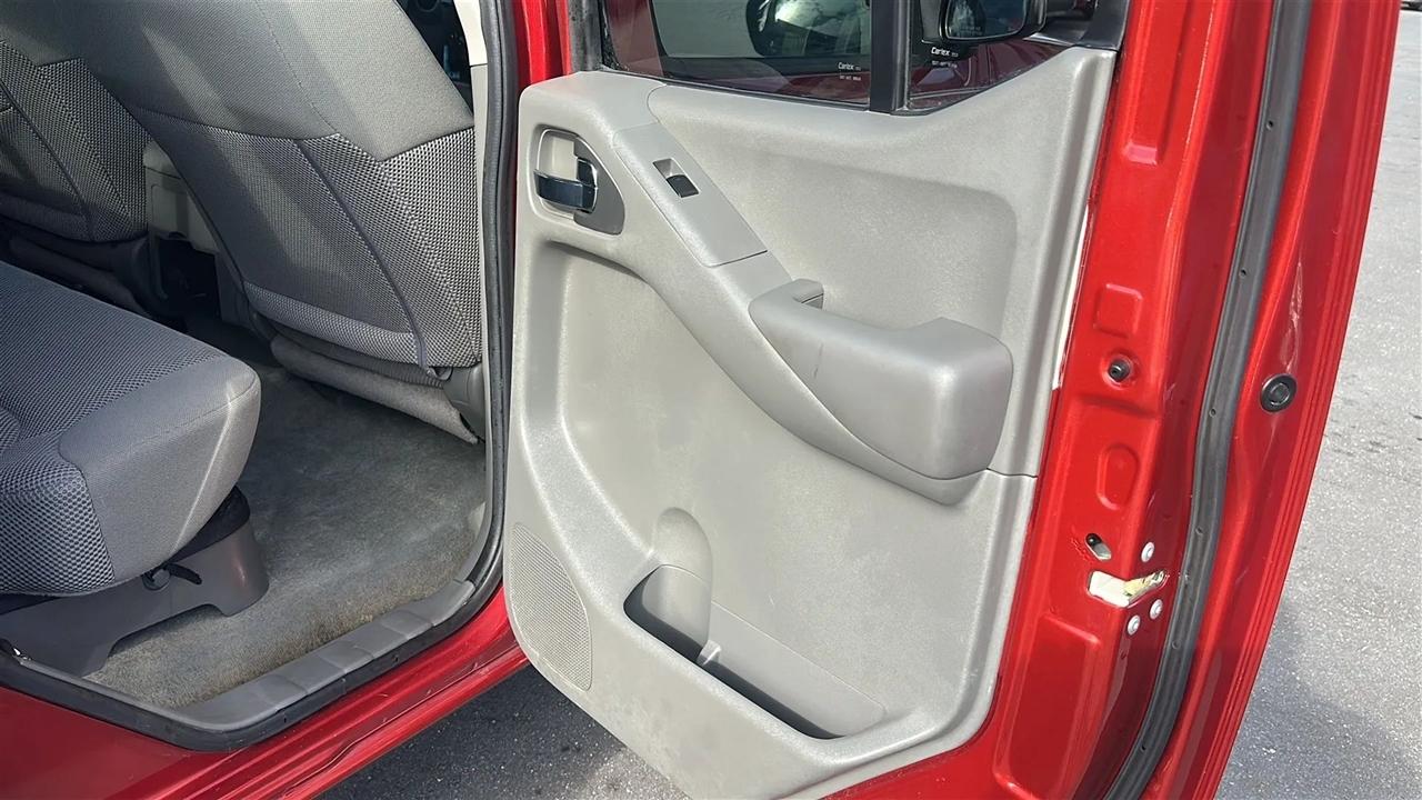 Nissan Frontier 2WD Crew Cab SWB Auto SV 2015