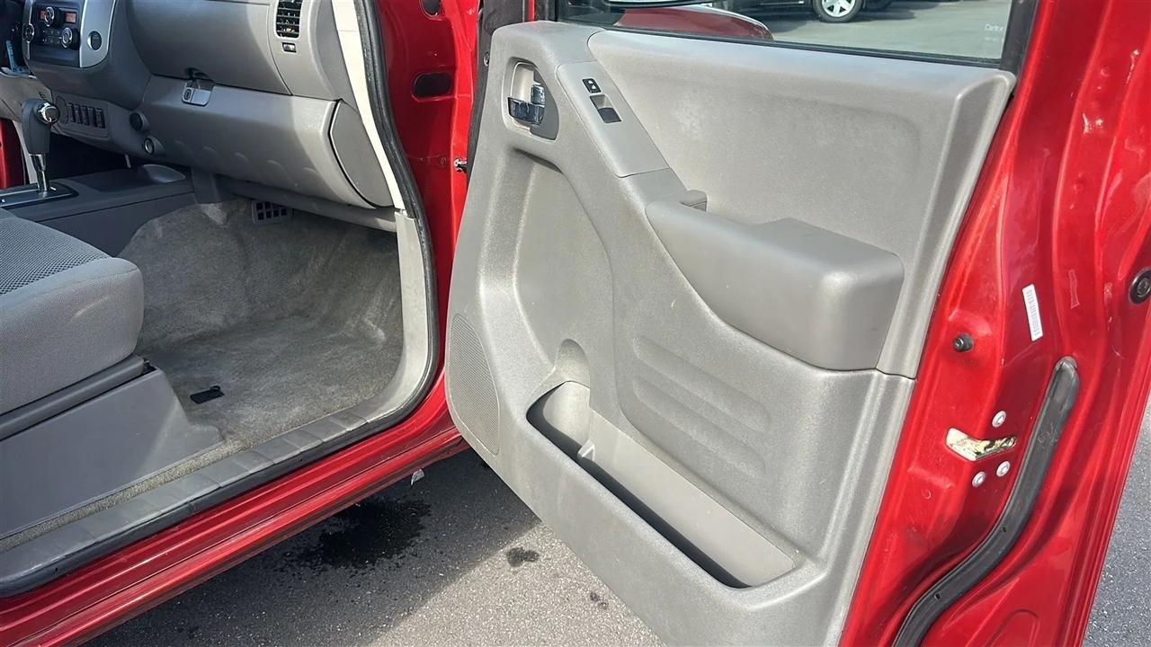 Nissan Frontier 2WD Crew Cab SWB Auto SV 2015