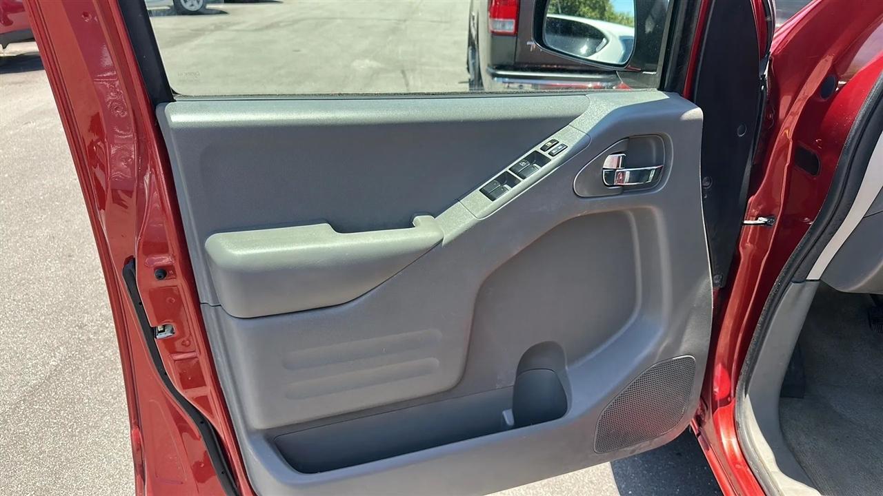 Nissan Frontier 2WD Crew Cab SWB Auto SV 2015