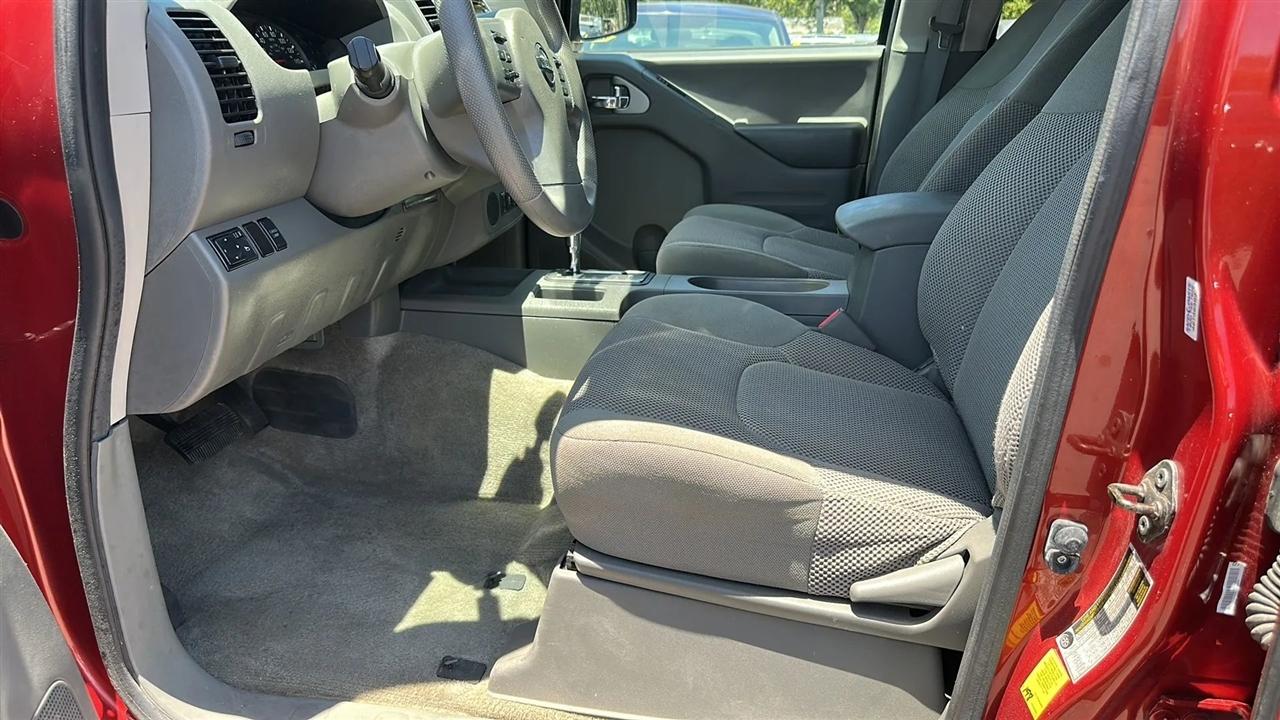 Nissan Frontier 2WD Crew Cab SWB Auto SV 2015