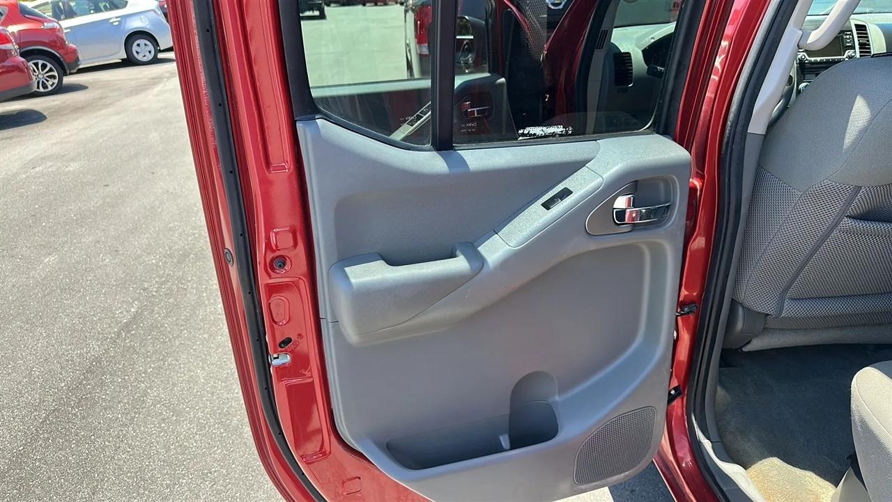 Nissan Frontier 2WD Crew Cab SWB Auto SV 2015