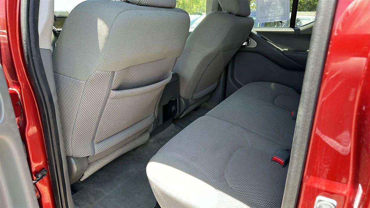 Nissan Frontier 2WD Crew Cab SWB Auto SV 2015