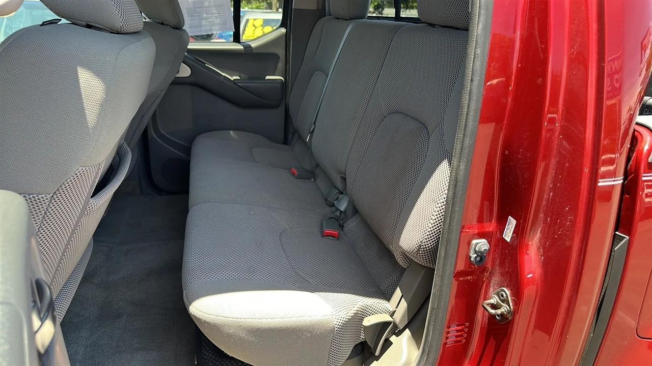 Nissan Frontier 2WD Crew Cab SWB Auto SV 2015
