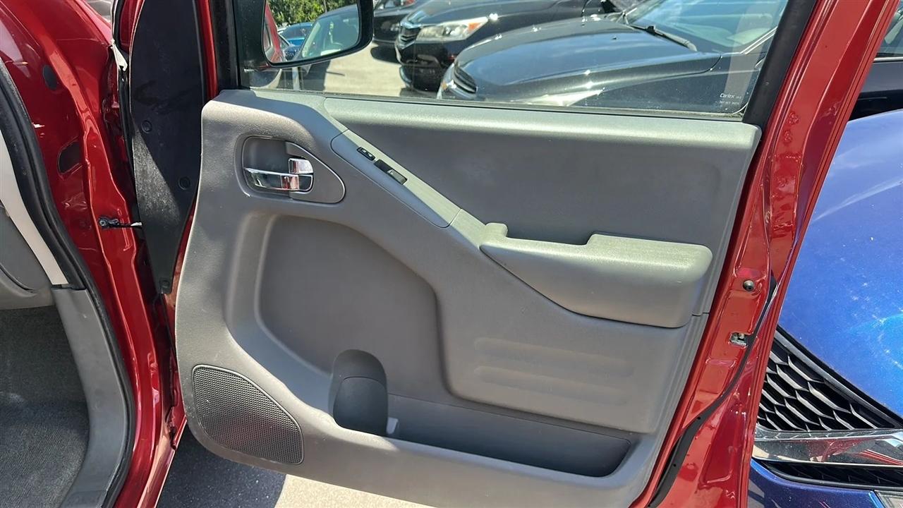 Nissan Frontier 2WD Crew Cab SWB Auto SV 2015