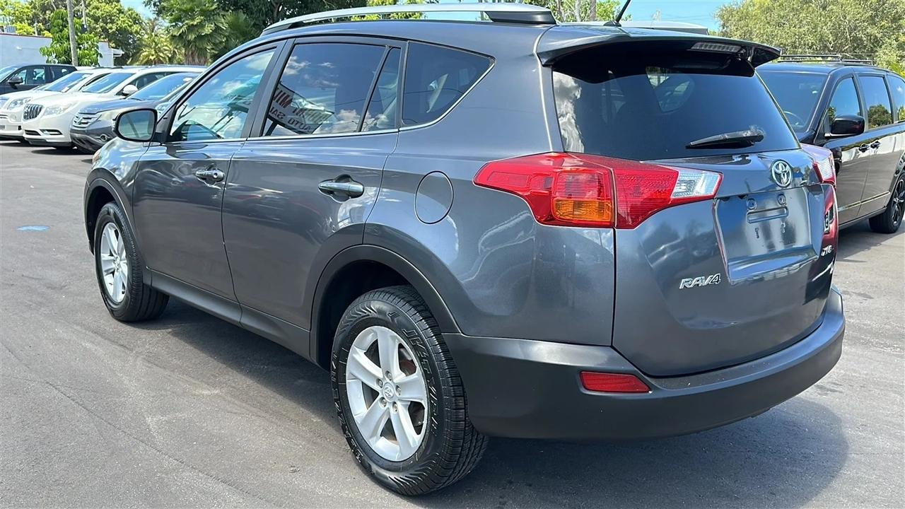 Toyota RAV4 FWD 4dr XLE (Natl) 2013