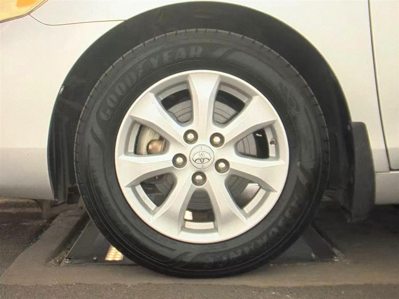 Toyota Camry 4dr Sdn I4 Man LE (Natl) 2011