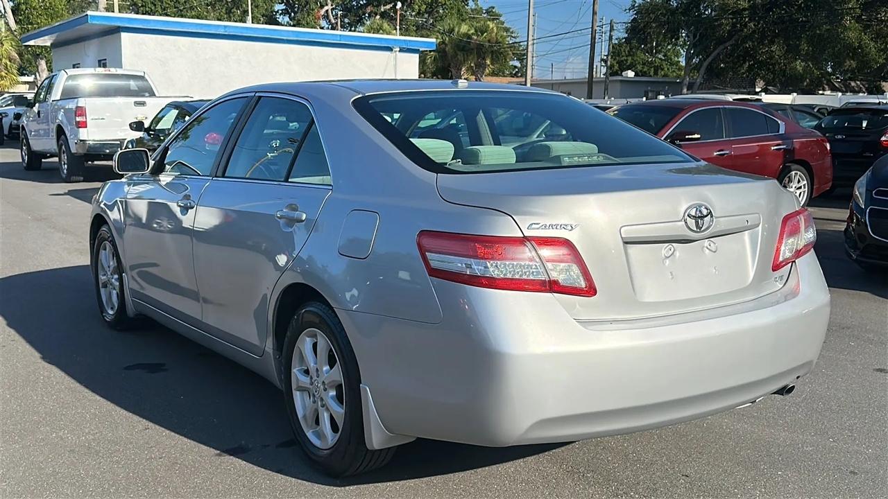 Toyota Camry 4dr Sdn I4 Auto LE (Natl) 2011